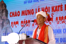 Sư cả Thường Xuân Hữu đại diện cho đồng bào Chăm theo đạo Bàlamôn phát biểu tại Lễ hội Ka Tê hàng năm. (Nguồn: TTXVN)