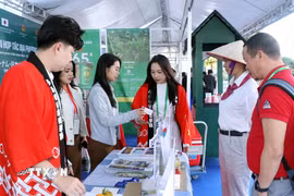 Các đại biểu tham quan gian hàng. (Ảnh: Văn Đức/TTXVN)
