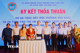 Các bên ký kết Biên bản hợp tác. (Ảnh: Ánh Tuyết/TTXVN)