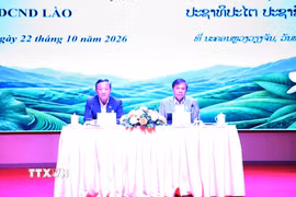 Đại sứ Việt Nam tại Lào Nguyễn Minh Tâm (trái) và Thứ trưởng Bộ Nông nghiệp và môi trường Lào Xaynakhon Inthavong đồng chủ trì Hội nghị. (Ảnh: Xuân Tú/TTXVN)