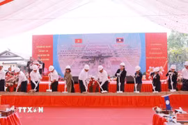 Các đại biểu thực hiện Lễ khởi công Dự án xây dựng Bệnh viện Hữu nghị Đà Nẵng-Xekong. (Ảnh: Xuân Tú/TTXVN)