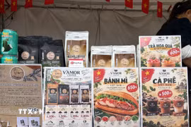 Bánh mì và cà phê sữa đá là hai món yêu thích của nhiều người Nhật Bản từng sinh sống Việt Nam. (Ảnh: Xuân Giao/TTXVN)