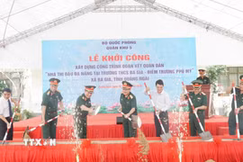 Các đại biểu thực hiện nghi thức khởi công. (Ảnh: TTXVN phát)