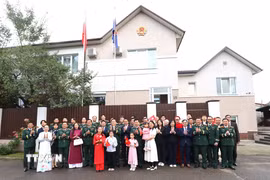 Đại sứ Việt Nam tại Belarus Nguyễn Văn Trung cùng cộng đồng người Việt Nam đón Đại tướng Nguyễn Trọng Nghĩa thăm chính thức Belarus, tháng 9/2026. (Ảnh: Văn Hiếu/TTXVN)