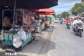 Quầy thịt lợn vắng khách trên đường Phạm Hữu Lầu, phường Tân Mỹ, TP. Hồ Chí Minh. (Ảnh: Hương Giang/TTXVN)