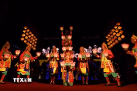 Xuất phát từ một điệu múa trong nghi lễ Phật giáo, sau đó được vua Minh Mạng tiếp nhận và sửa đổi, chính thức có tên gọi Lục cúng hoa đăng từ thời đó. (Ảnh: Nhật Anh/TTXVN)