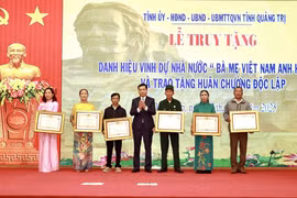 Bí thư Tỉnh ủy Quảng Trị Nguyễn Long Hải thừa ủy quyền Chủ tịch nước truy tặng danh hiệu "Bà Mẹ Việt Nam Anh hùng" cho gia đình các mẹ. (Ảnh: Nguyên LinH/TTXVN)