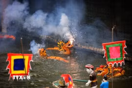 Dưới bàn tay tài hoa của các nghệ nhân rối nước Đào Thục, những con rối vô tri, vô giác bỗng trở nên sống động, hấp dẫn mọi du khách. (Ảnh: Phạm Hậu/TTXVN)