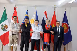 Các Đại sứ ACMC chụp ảnh chung tại lễ bàn giao. (Ảnh: Phi Hùng/TTXVN)