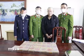 Đối tượng Đào Minh Hoàng cùng tang vật vụ án. (Ảnh: TTXVN phát)