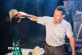 Một người thợ nhuộm các cuộn sợi tại xưởng nhuộm Salama ở Cairo, Ai Cập, ngày 16/9/2026. (Ảnh: THX/TTXVN phát)