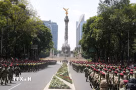 Đoàn diễu binh tiến về Tượng đài Thiên thần Độc lập (El Ángel de la Independencia), biểu tượng kiêu hãnh cho tự do và chủ quyền dân tộc của Mexico. (Ảnh: Phi Hùng/TTXVN)