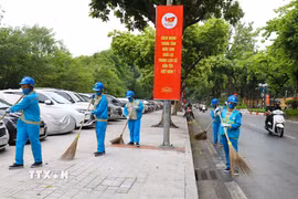 Công nhân công ty môi trường đô thị Gia Lâm được tăng cường hỗ trợ vệ sinh, làm sạch đường phố phục vụ du khách kỷ niệm 80 năm Quốc khánh. (Ảnh: Thành Phương/TTXVN)