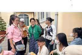 Đông người dân tập trung tại cơ quan chức năng để trình báo vụ việc (Nguồn: Dân Trí)