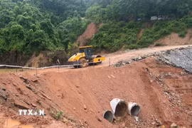 Vị trí sạt lở, đứt đường tại Km76+250 trên Quốc lộ 12 nối Lai Châu với Điện Biên đã được khắc phục để các phương tiện lưu thông. (Ảnh: TTXVN phát)