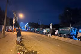 Xe chở rác ùn ứ trên đường vào bãi rác Đa Phước tối 23-1. (Nguồn: Báo Tuổi Trẻ)