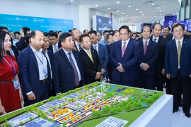 Thủ tướng và các đại biểu thăm các gian trưng bày sản phẩm Đổi mới sáng tạo tại Ngày hội Đổi mới sáng tạo Việt Nam năm 2024. (Ảnh: Báo điện tử Chính phủ).