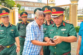 Thiếu tướng Nguyễn Thành Trung, Chính ủy Bộ Tư lệnh Thành phố Hồ Chí Minh, tại khu vực Đài tưởng niệm liệt sỹ quận Gò Vấp cũ - (Ảnh: Bộ Tư lệnh Thành phố Hồ Chí Minh)