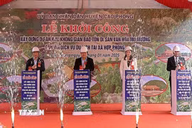 Đại điện lãnh đạo địa phương cùng nhà thầu bấm nút khởi công công trình. (Ảnh: Thanh Hải/TTXVN)