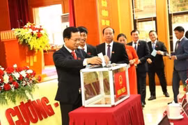 Các đại biểu bỏ phiếu bầu các chức danh HĐND và UBND đặc khu nhiệm kỳ 2026 - 2031.