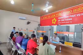 Người dân đến giải quyết các thủ tục hành chính tại Trung tâm phục vụ hành chính công xã Tân Thành. (Nguồn: Vietnam+)
