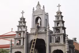 Giáo dân trang hoàng cho lễ Giáng sinh tại Nhà thờ đá Phát Diệm, huyện Kim Sơn, tỉnh Ninh Bình. (Ảnh: Thùy Dung/TTXVN)