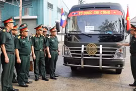 Tổng cục Hậu cần-Kỹ thuật nghiệm thu xe chuyên chở hài cốt liệt sỹ. (Nguồn: QĐND)