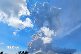 Núi lửa Lewotobi Laki-Laki trên đảo Flores, Indonesia phun trào ngày 7/7/2025. (Ảnh: THX/TTXVN)