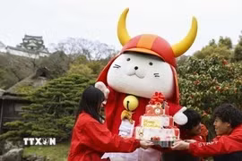 Hikonyan – linh vật chú mèo đội mũ giáp samurai tại sự kiện kỷ niệm sinh nhật lần thứ 20 ở thành phố Hikone, tỉnh Shiga, Nhật Bản ngày 13/4/2026. (Ảnh: Kyodo/TTXVN)