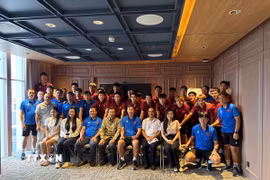 Đại sứ Tạ Văn Thông cùng cán bộ Đại sứ quán Việt Nam, cộng đồng người Việt tại Indonesia chụp ảnh lưu niệm cùng đội tuyển U23 Việt Nam. (Ảnh: Minh Thái/TTXVN)