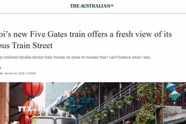 Bài viết trên báo "The Australia" nhận định tàu “Hà Nội 5 Cửa Ô” mang đến góc nhìn mới mẻ về “Phố Đường tàu” của Việt Nam. (Ảnh: Chụp màn hình trang báo)