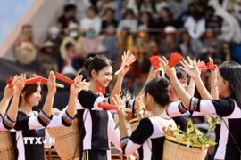 Thiếu nữ trong trang phục truyền thống biểu diễn những điệu múa tập thể hân hoan chào đón đoàn người Raglai trong lễ rước y trang. (Ảnh: Nhật Anh/TTXVN)