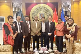 Đại sứ Việt Nam tại Bangladesh Nguyễn Mạnh Cường chụp ảnh kỷ niệm với các đại diện báo chí Bangladesh.