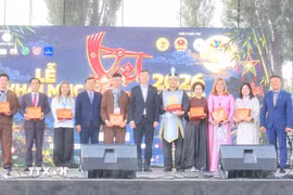 Đại sứ Dương Hoài Nam (giữa) cùng ban lãnh đạo cộng đồng người Việt tại Séc tham dự lễ khai mạc VietFest. (Ảnh: Quang Hòa /TTXVN)