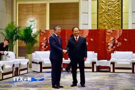 Đại sứ Việt Nam tại Trung Quốc Phạm Thanh Bình, Chủ tịch luân phiên Ủy ban ASEAN tại Bắc Kinh và Phó Ủy viên trưởng Bành Thanh Hoa. (Ảnh: Quang Hưng/TTXVN)