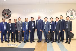 Thượng tướng Nguyễn Văn Gấu làm việc tại Hệ thống Giám định Y khoa Lực lượng vũ trang Hoa Kỳ - cơ sở pháp y quân sự hàng đầu của đặt trụ sở tại bang Delaware. )Ảnh: TTXVN phát)