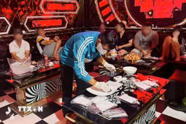 Lực lượng chức năng kiểm tra quán Karaoke X-Men. (Ảnh: TTXVN phát)