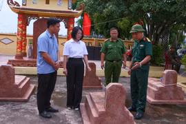 Lãnh đạo xã Nam Ninh (Ninh Bình) kiểm tra công tác tìm kiếm, quy tập và xác định danh tính hài cốt liệt sỹ tại khu vực Nghĩa trang liệt sỹ Nam Hải. (Ảnh: Công Luật/TTXVN)