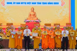 Lãnh đạo tỉnh An Giang tặng bằng khen cho Ban Trị sự Giáo hội Phật giáo Việt Nam tỉnh An Giang. (Ảnh: Công Mạo/TTXVN)