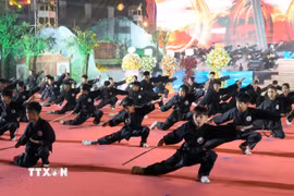 Võ sinh biểu diễn kỹ thuật với sáo. (Ảnh: Đồng Thúy/TTXVN)