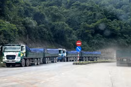 Đoàn xe "hai khúc" sau khi làm xong thủ tục thông quan tại Cửa khẩu Quốc tế Cầu Treo (Hà Tĩnh) chuẩn bị lưu thông vào nội địa Việt Nam. (Ảnh: Xuân Tiến/TTXVN)