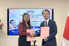 Đại diện VJCE và đại diện Trường tiếng Nhật Aoyama trao thỏa thuận ký kết. (Ảnh: Nguyễn Tuyến/TTXVN)