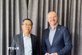 Đại sứ Việt Nam tại Australia Phạm Hùng Tâm (trái) và Thủ hiến Vùng Lãnh thổ Thủ đô Canberra (ACT) Andrew Barr. (Ảnh: TTXVN phát)