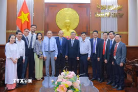 Đoàn công tác chụp ảnh lưu niệm cùng lãnh đạo thành phố. (Ảnh: Nguyễn Hằng/TTXVN)