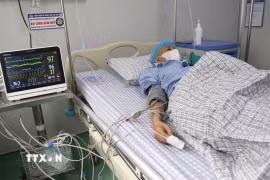 Người bệnh được theo dõi tại phòng cách ly trước khi thực hiện ghép tế bào gốc. (Ảnh: Tạ Toàn/TTXVN)