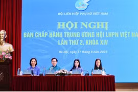bà Lê Thị Thủy, Ủy viên Trung ương Đảng, Phó Chủ tịch Ủy ban Trung ương Mặt trận Tổ quốc (MTTQ) Việt Nam, Chủ tịch Hội Liên hiệp Phụ nữ Việt Nam (thứ 2 từ trái qua); Phó Chủ tịch Thường trực Hội LHPN Việt Nam Trần Lan Phương (thứ 2 từ phải qua); các Phó Chủ tịch Hội LHPN Việt Nam: Nguyễn Thị Minh Hương (bìa trái) và Nguyễn Thị Thu Hiền chủ trì hội nghị. 