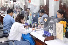 Người dân và doanh nghiệp đến nộp hồ sơ tại Trung tâm Phục vụ hành chính công tỉnh Tây Ninh. (Ảnh minh họa: Bùi Giang/TTXVN)