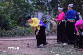 Con cù của bên nào ngừng quay sớm hơn thì đội đó thua. (Ảnh: Trọng Đạt/TTXVN)