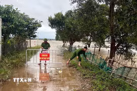 Công an xã Bến Hải (Quảng Trị) lập rào chắn chốt chặn tại các tuyến đường nước ngập sâu. (Ảnh: TTXVN phát)