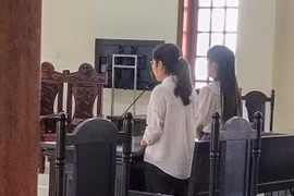 Hai bị cáo Phạm Ngọc Thùy và Đỗ Thị Yến Phương tại phiên xử phúc thẩm ngày 27/5/2025. (Ảnh: TTXVN phát)